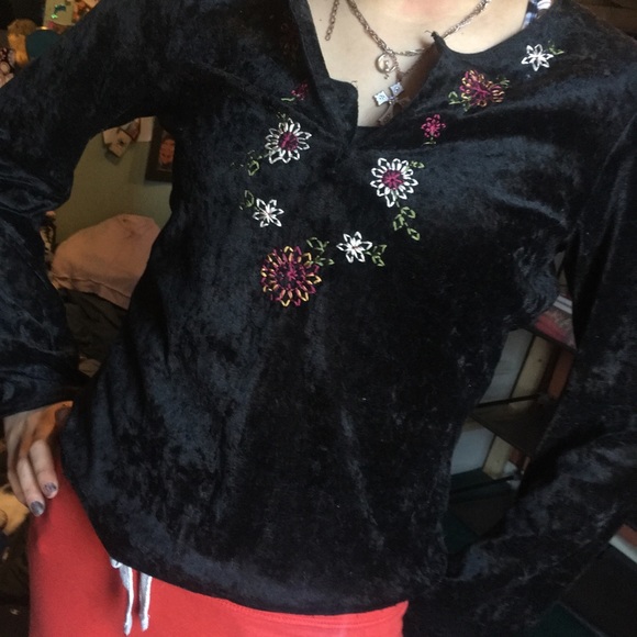 Black flower shirt🖤 - Picture 4 of 6